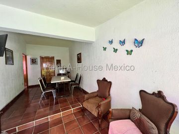 Alamos 2a Sec. Casa en Venta, Precio Competitivo, Lista para disfrutar o renovar, Una sola planta, 3 rec. Alberca, Amplios jardines