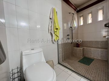 Alamos 2a Sec. Casa en Venta, Precio Competitivo, Lista para disfrutar o renovar, Una sola planta, 3 rec. Alberca, Amplios jardines