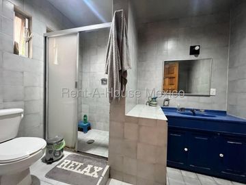 Alamos 2a Sec. Casa en Venta, Precio Competitivo, Lista para disfrutar o renovar, Una sola planta, 3 rec. Alberca, Amplios jardines