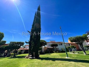 Alamos 2a Sec. Casa en Venta, Precio Competitivo, Lista para disfrutar o renovar, Una sola planta, 3 rec. Alberca, Amplios jardines