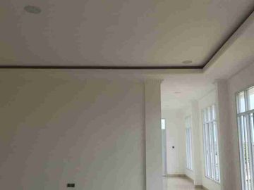 Rumah 3 lantai mewah plus gazebo parkiran luas
