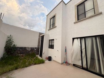 SE RENTA CASA AMUEBLADA EN PROVENZA RESIDENCIAL, QUERÉTARO