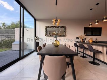 Altozano, Exclusiva casa en Venta, 233m2, Amplio jardín, 3 recámaras c/u con baño, Sala TV, vista a la reserva