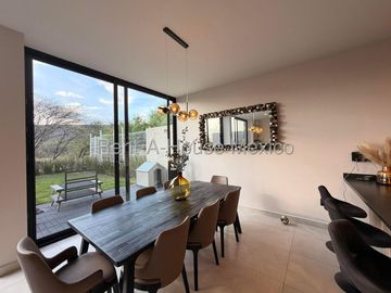 Altozano, Exclusiva casa en Venta, 233m2, Amplio jardín, 3 recámaras c/u con baño, Sala TV, vista a la reserva