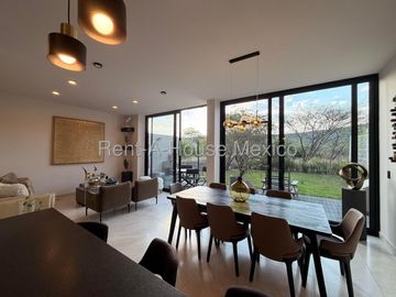 Altozano, Exclusiva casa en Venta, 233m2, Amplio jardín, 3 recámaras c/u con baño, Sala TV, vista a la reserva