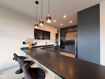 Altozano, Exclusiva casa en Venta, 233m2, Amplio jardín, 3 recámaras c/u con baño, Sala TV, vista a la reserva
