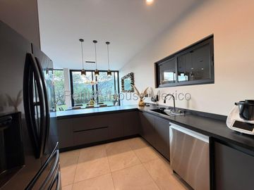 Altozano, Exclusiva casa en Venta, 233m2, Amplio jardín, 3 recámaras c/u con baño, Sala TV, vista a la reserva