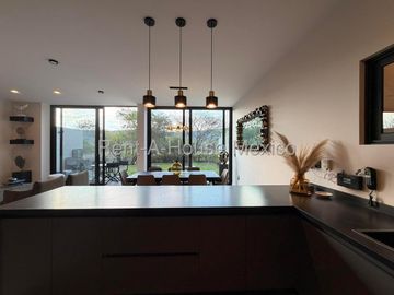 Altozano, Exclusiva casa en Venta, 233m2, Amplio jardín, 3 recámaras c/u con baño, Sala TV, vista a la reserva