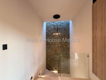 Altozano, Exclusiva casa en Venta, 233m2, Amplio jardín, 3 recámaras c/u con baño, Sala TV, vista a la reserva