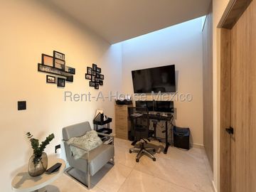 Altozano, Exclusiva casa en Venta, 233m2, Amplio jardín, 3 recámaras c/u con baño, Sala TV, vista a la reserva