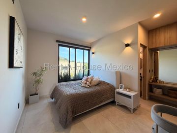Altozano, Exclusiva casa en Venta, 233m2, Amplio jardín, 3 recámaras c/u con baño, Sala TV, vista a la reserva