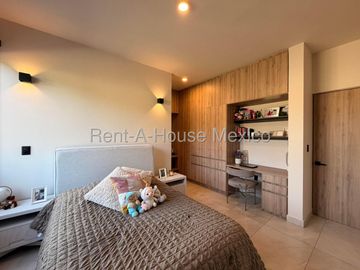 Altozano, Exclusiva casa en Venta, 233m2, Amplio jardín, 3 recámaras c/u con baño, Sala TV, vista a la reserva