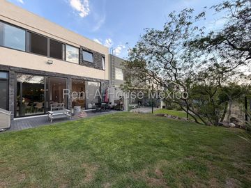 Altozano, Exclusiva casa en Venta, 233m2, Amplio jardín, 3 recámaras c/u con baño, Sala TV, vista a la reserva