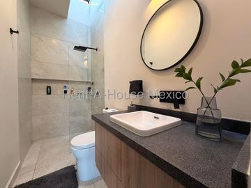 Altozano, Exclusiva casa en Venta, 233m2, Amplio jardín, 3 recámaras c/u con baño, Sala TV, vista a la reserva