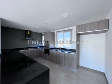 En Venta Pent House de lujo, 2 pisos, 3 recámaras c/u con baño, Terraza con pérgola y Jacuzzi, Alberca, asadores, salón de eventos, gimnasio y mas.