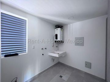 En Venta Pent House de lujo, 2 pisos, 3 recámaras c/u con baño, Terraza con pérgola y Jacuzzi, Alberca, asadores, salón de eventos, gimnasio y mas.
