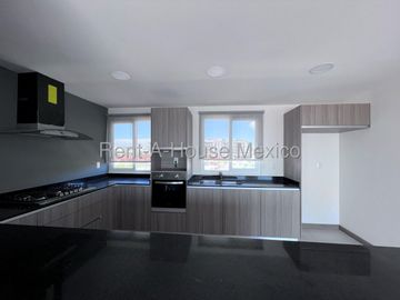En Venta Pent House de lujo, 2 pisos, 3 recámaras c/u con baño, Terraza con pérgola y Jacuzzi, Alberca, asadores, salón de eventos, gimnasio y mas.