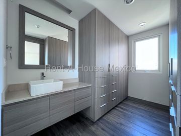En Venta Pent House de lujo, 2 pisos, 3 recámaras c/u con baño, Terraza con pérgola y Jacuzzi, Alberca, asadores, salón de eventos, gimnasio y mas.
