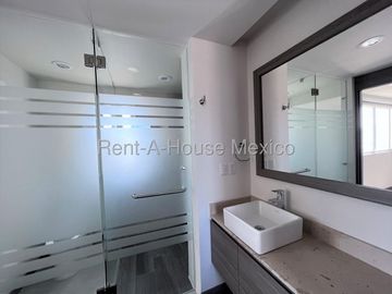 En Venta Pent House de lujo, 2 pisos, 3 recámaras c/u con baño, Terraza con pérgola y Jacuzzi, Alberca, asadores, salón de eventos, gimnasio y mas.
