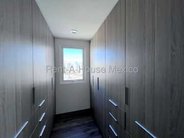 En Venta Pent House de lujo, 2 pisos, 3 recámaras c/u con baño, Terraza con pérgola y Jacuzzi, Alberca, asadores, salón de eventos, gimnasio y mas.