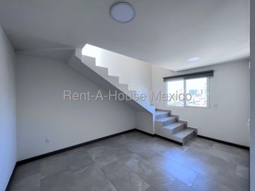 En Venta Pent House de lujo, 2 pisos, 3 recámaras c/u con baño, Terraza con pérgola y Jacuzzi, Alberca, asadores, salón de eventos, gimnasio y mas.
