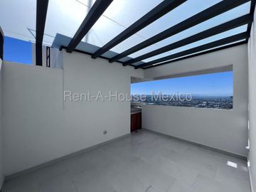 En Venta Pent House de lujo, 2 pisos, 3 recámaras c/u con baño, Terraza con pérgola y Jacuzzi, Alberca, asadores, salón de eventos, gimnasio y mas.