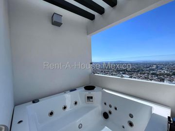 En Venta Pent House de lujo, 2 pisos, 3 recámaras c/u con baño, Terraza con pérgola y Jacuzzi, Alberca, asadores, salón de eventos, gimnasio y mas.