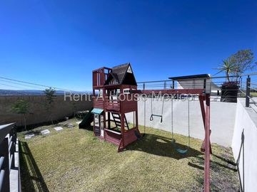 En Venta Pent House de lujo, 2 pisos, 3 recámaras c/u con baño, Terraza con pérgola y Jacuzzi, Alberca, asadores, salón de eventos, gimnasio y mas.