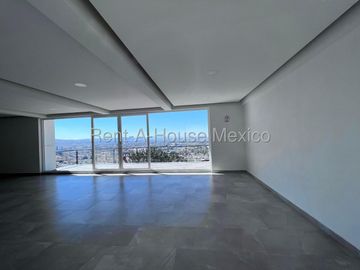 En Venta Pent House de lujo, 2 pisos, 3 recámaras c/u con baño, Terraza con pérgola y Jacuzzi, Alberca, asadores, salón de eventos, gimnasio y mas.