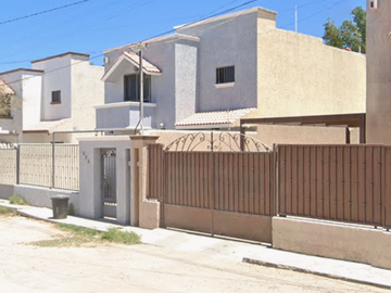 CASA EN LA PAZ BAJA CALIFORNIA MUY AMPLIA, ACABADOS DE LUJO, CUENTA CON TODOS LOS SERVICIOS Y EMNIDADES.