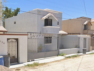 CASA EN LA PAZ BAJA CALIFORNIA MUY AMPLIA, ACABADOS DE LUJO, CUENTA CON TODOS LOS SERVICIOS Y EMNIDADES.