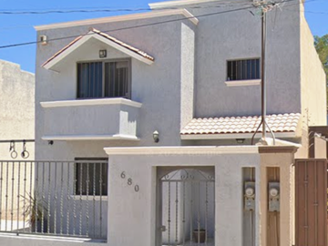 CASA EN LA PAZ BAJA CALIFORNIA MUY AMPLIA, ACABADOS DE LUJO, CUENTA CON TODOS LOS SERVICIOS Y EMNIDADES.