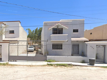 CASA EN LA PAZ BAJA CALIFORNIA MUY AMPLIA, ACABADOS DE LUJO, CUENTA CON TODOS LOS SERVICIOS Y EMNIDADES.