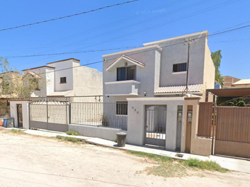 CASA EN LA PAZ BAJA CALIFORNIA MUY AMPLIA, ACABADOS DE LUJO, CUENTA CON TODOS LOS SERVICIOS Y EMNIDADES.