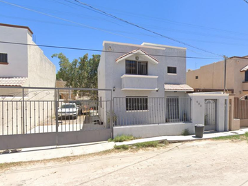 CASA EN LA PAZ BAJA CALIFORNIA MUY AMPLIA, ACABADOS DE LUJO, CUENTA CON TODOS LOS SERVICIOS Y EMNIDADES.