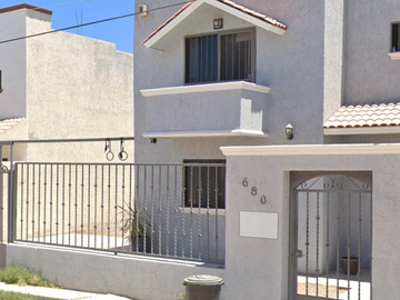 CASA EN LA PAZ BAJA CALIFORNIA MUY AMPLIA, ACABADOS DE LUJO, CUENTA CON TODOS LOS SERVICIOS Y EMNIDADES.