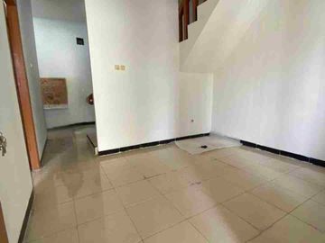 BISMILLAH JUAL CEPAT RUMAH SATU SETENGAH LANTAI SIAP HUNI DI PENINGGILAN CILEDUG