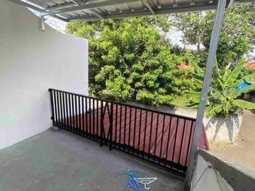 BISMILLAH JUAL CEPAT RUMAH SATU SETENGAH LANTAI SIAP HUNI DI PENINGGILAN CILEDUG