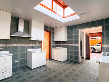 🏡 Casa en Venta en La Molina | 461 m² de Terreno | 3 Dormitorios | 2 Cocheras | US$690,000