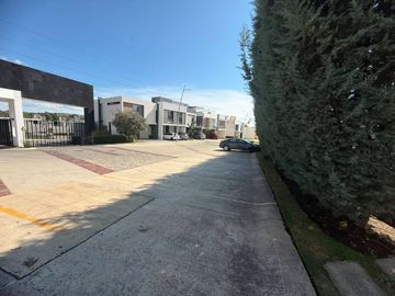 Casa en Renta, Capital Norte Coto SIVEC con 3 Recamaras más cuarto de Estudio PB