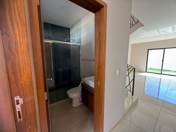 Casa en Renta, Capital Norte Coto SIVEC con 3 Recamaras más cuarto de Estudio PB