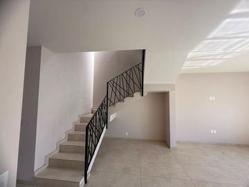 Casa en Renta, Capital Norte Coto SIVEC con 3 Recamaras más cuarto de Estudio PB