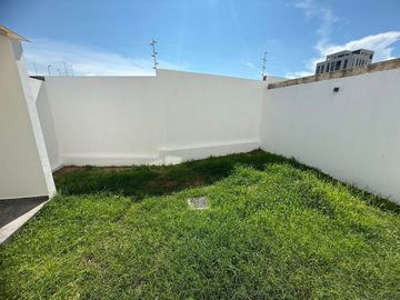 Casa en Renta, Capital Norte Coto SIVEC con 3 Recamaras más cuarto de Estudio PB
