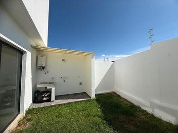 Casa en Renta, Capital Norte Coto SIVEC con 3 Recamaras más cuarto de Estudio PB