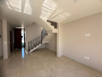 Casa en Renta, Capital Norte Coto SIVEC con 3 Recamaras más cuarto de Estudio PB