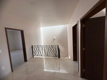 Casa en Renta, Capital Norte Coto SIVEC con 3 Recamaras más cuarto de Estudio PB