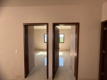 Casa en Renta, Capital Norte Coto SIVEC con 3 Recamaras más cuarto de Estudio PB