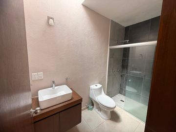 Casa en Renta, Capital Norte Coto SIVEC con 3 Recamaras más cuarto de Estudio PB