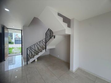 Casa en Renta, Capital Norte Coto SIVEC con 3 Recamaras más cuarto de Estudio PB