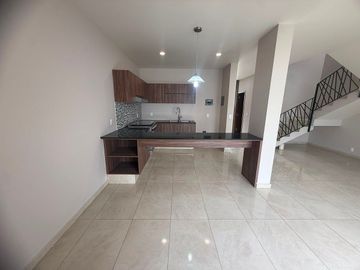 Casa en Renta, Capital Norte Coto SIVEC con 3 Recamaras más cuarto de Estudio PB